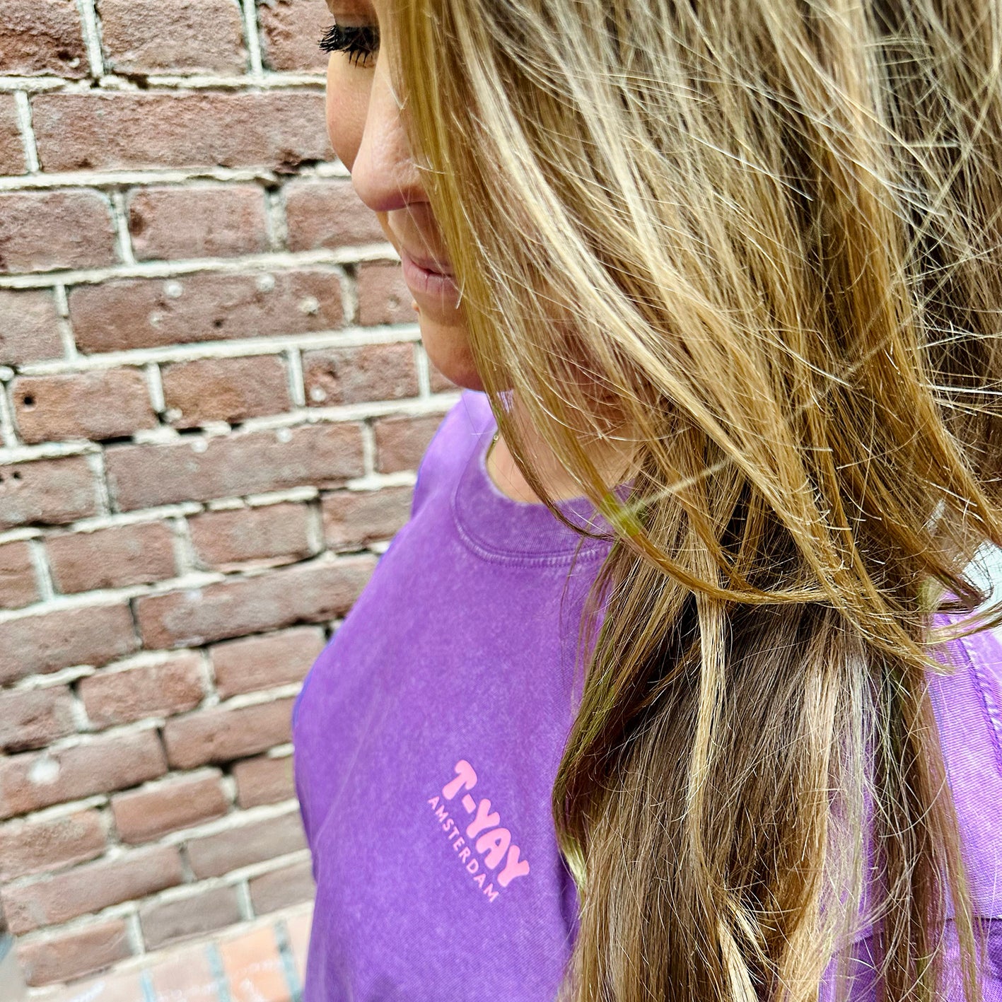 Oversized t-shirt - Born to brunch - lilac backprint